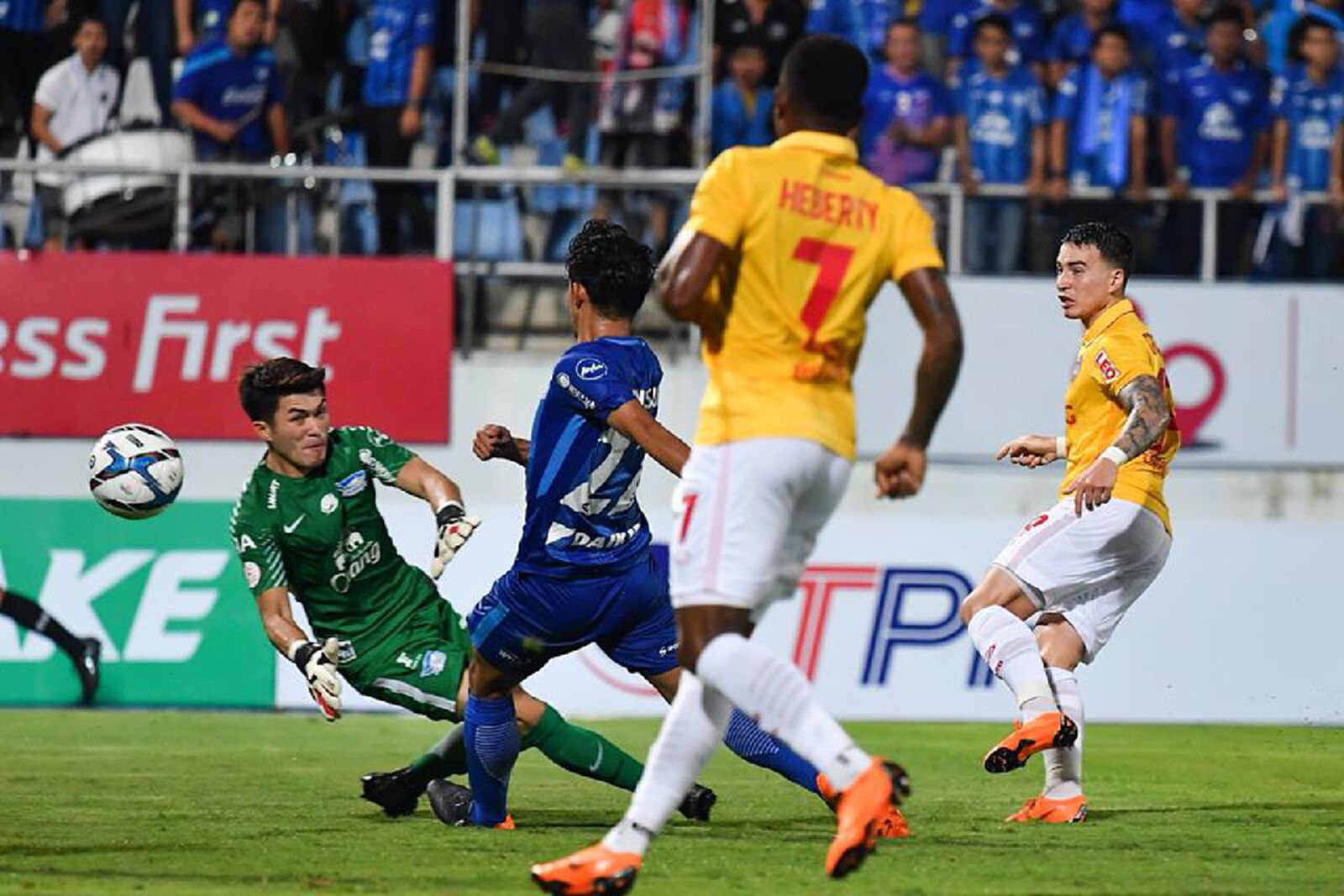 VAR เซฟชีวิตฉลาม! ชลบุรี ตายยากเจ๊ากิเลน 1-1 ไทยแลนด์ กลาซิโก้