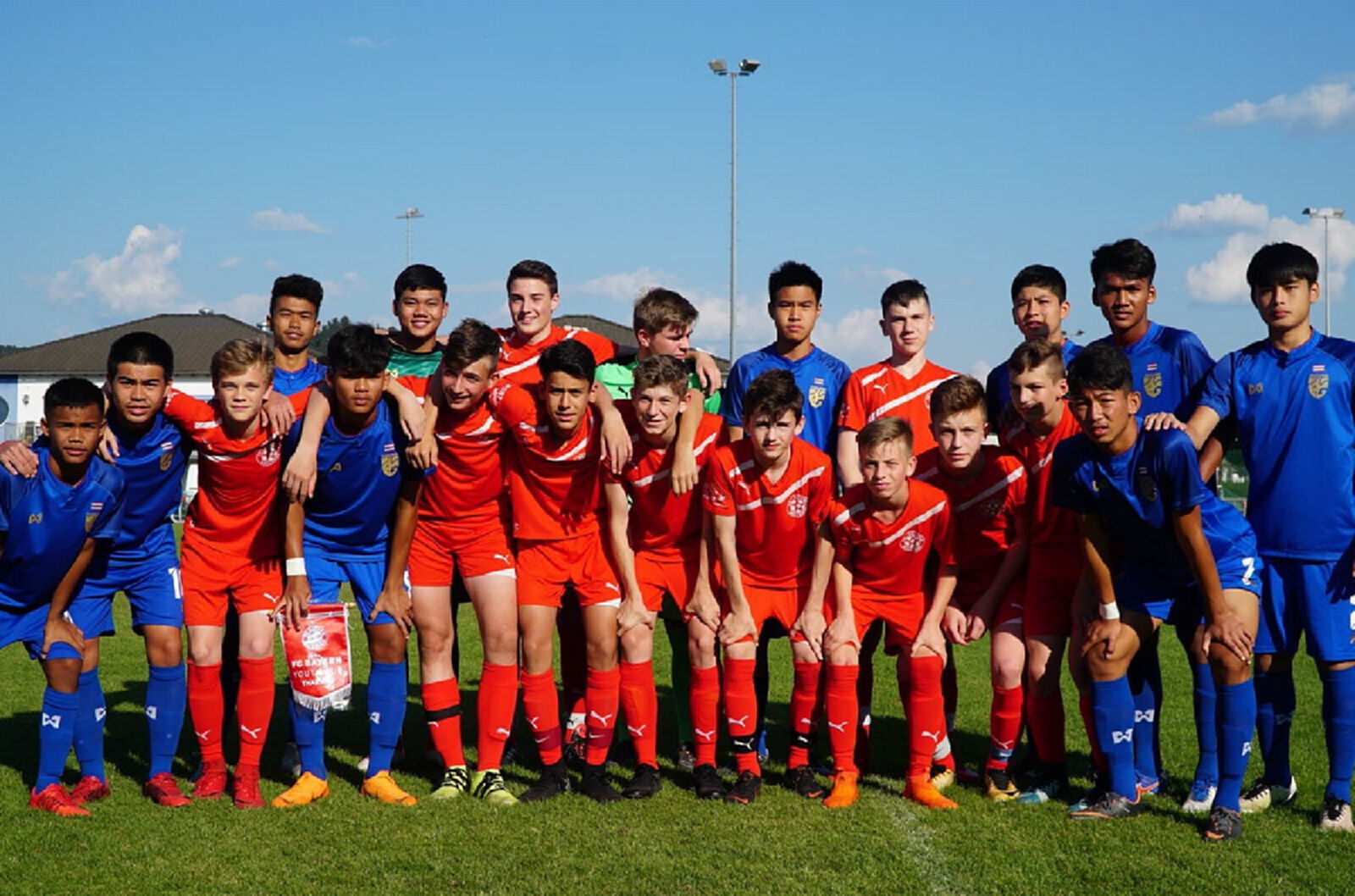 เด็กไทยเจ๋ง! ถล่มเด็กเมืองเบียร์เละ 6-0 ก่อนเตะ Bayern Youth Cup