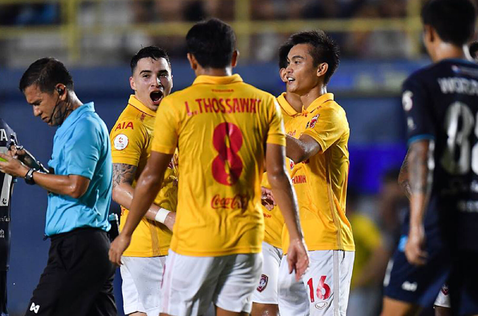 VARไล่อดิศร!! กิเลนยังชิลล์เล่น10คนถล่มโลมา 4-0
