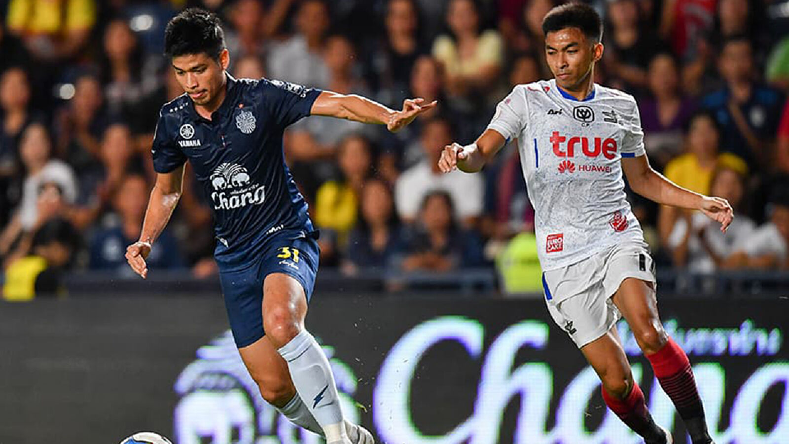 ทิ้ง4แต้ม!! ศศลักษณ์ยิงทีมเก่า สายฟ้าแซงชนะบียู 2-1