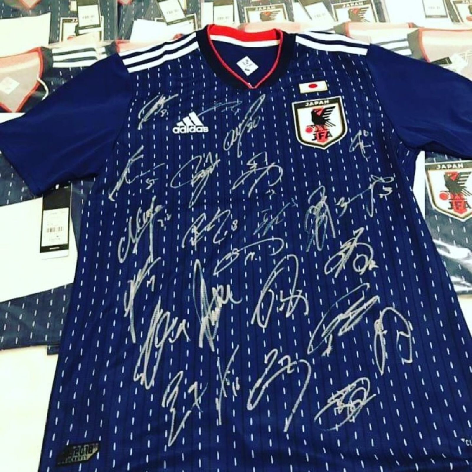 ทีมชาติญี่ปุ่นมอบเสื้อพร้อมลายเซ็นนักเตะบอลโลกแด่ทีมหมูป่าครบ13 ชีวิต