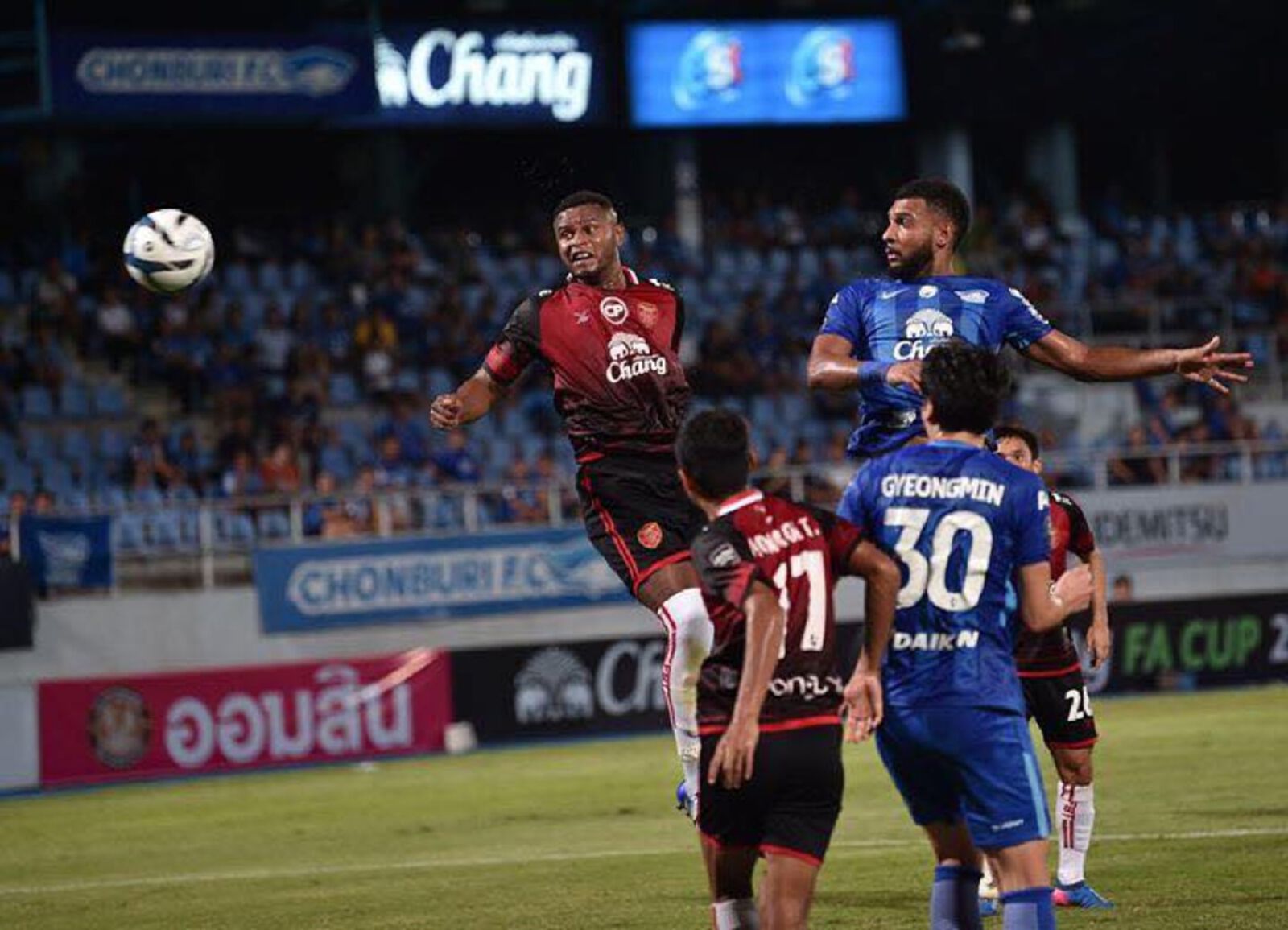กู่ไม่กลับ! ชลบุรี สอนบอลเทโรยับเยิน 4-0 ลิ่ว 8 ทีมเอฟเอ คัพ
