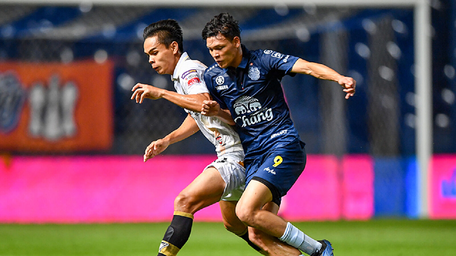 สายฟ้าเหนื่อย!!! ดิโอโก้ซัดชัยพลิกแซงเฉือนอุบล 2-1