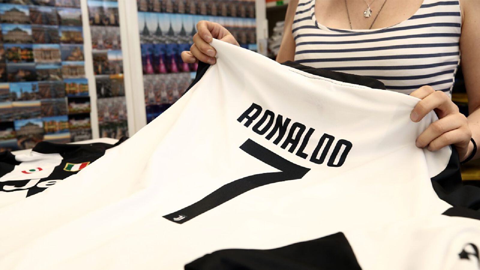 ตัวเงินตัวทองของจริง!แค่ 24 ชม. ยูเว่ ขายเสื้อ CR7 กำไรพุ่งมหาศาล ตัวเงินตัวทองของจริง!แค่ 24 ชม. ยูเว่ ขายเสื้อ CR7 กำไรพุ่งมหาศาล