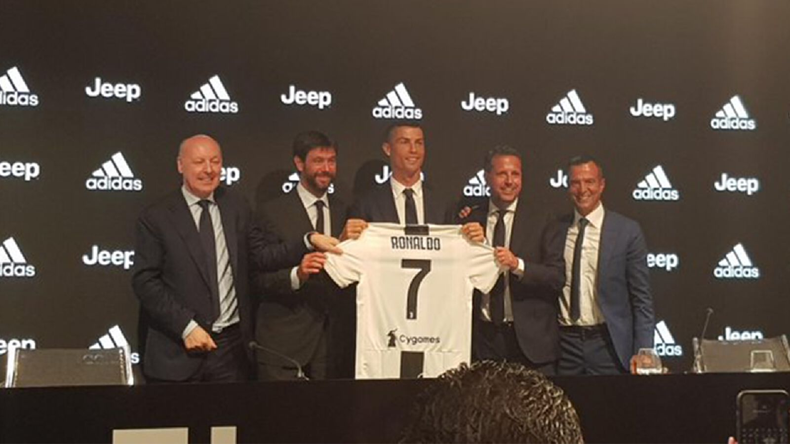 ตำนานบทใหม่เริ่มแล้ว! CR7 เปิดตัวกับ ยูเว่ ชูเสื้อเบอร์ 7 ตำนานบทใหม่เริ่มแล้ว! CR7 เปิดตัวกับ ยูเว่ ชูเสื้อเบอร์ 7