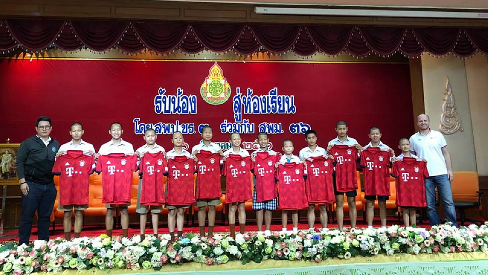 รับขวัญหมูป่า! เสือใต้ บาเยิร์น ร่วมส่งน้องๆ ทีมหมูป่าเข้าเรียนวันแรก