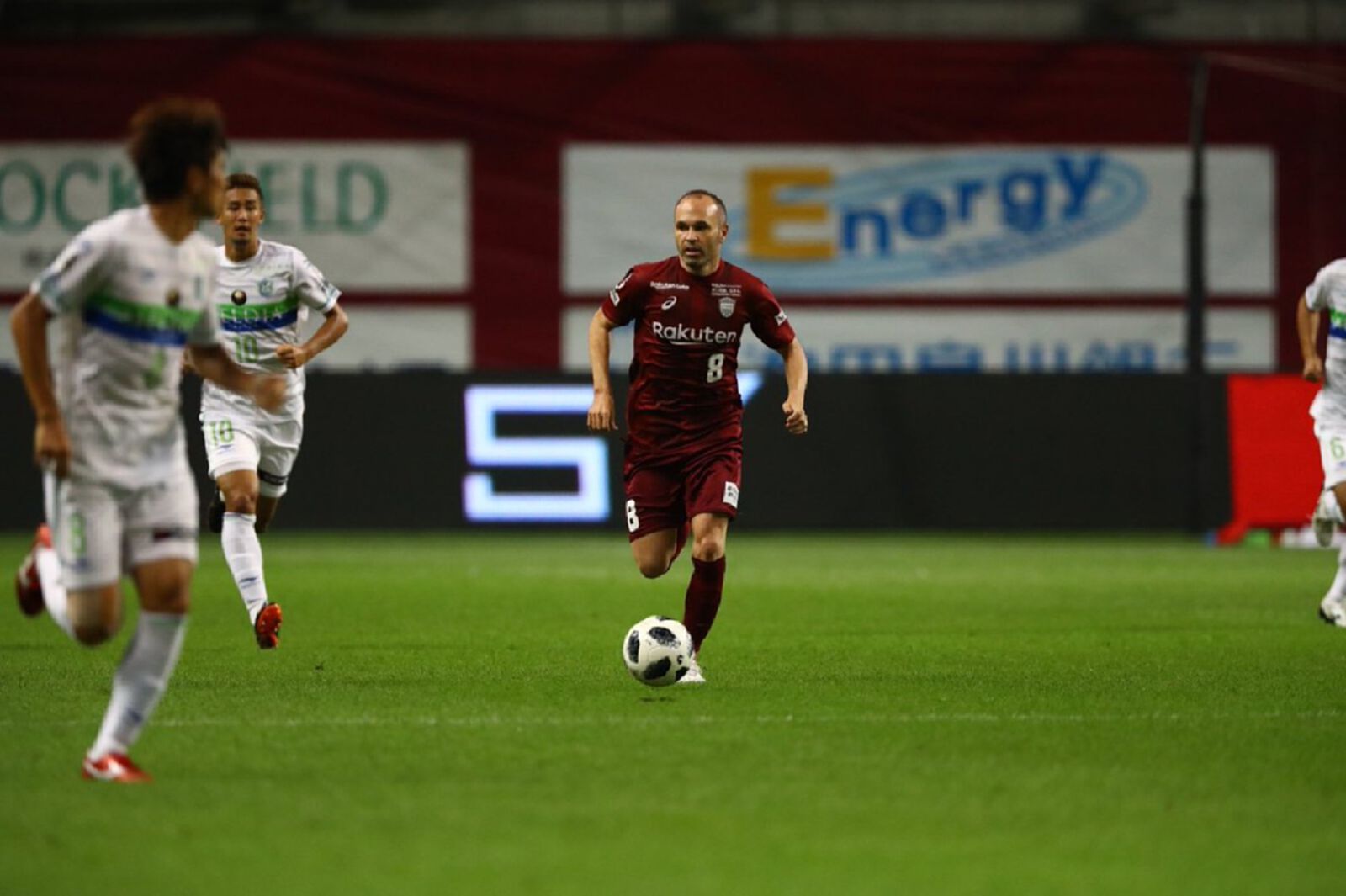 อิเนียสต้าช่วยไม่ไหว! โยโกฮาม่า บุกยิงโกเบคารัง 2-0