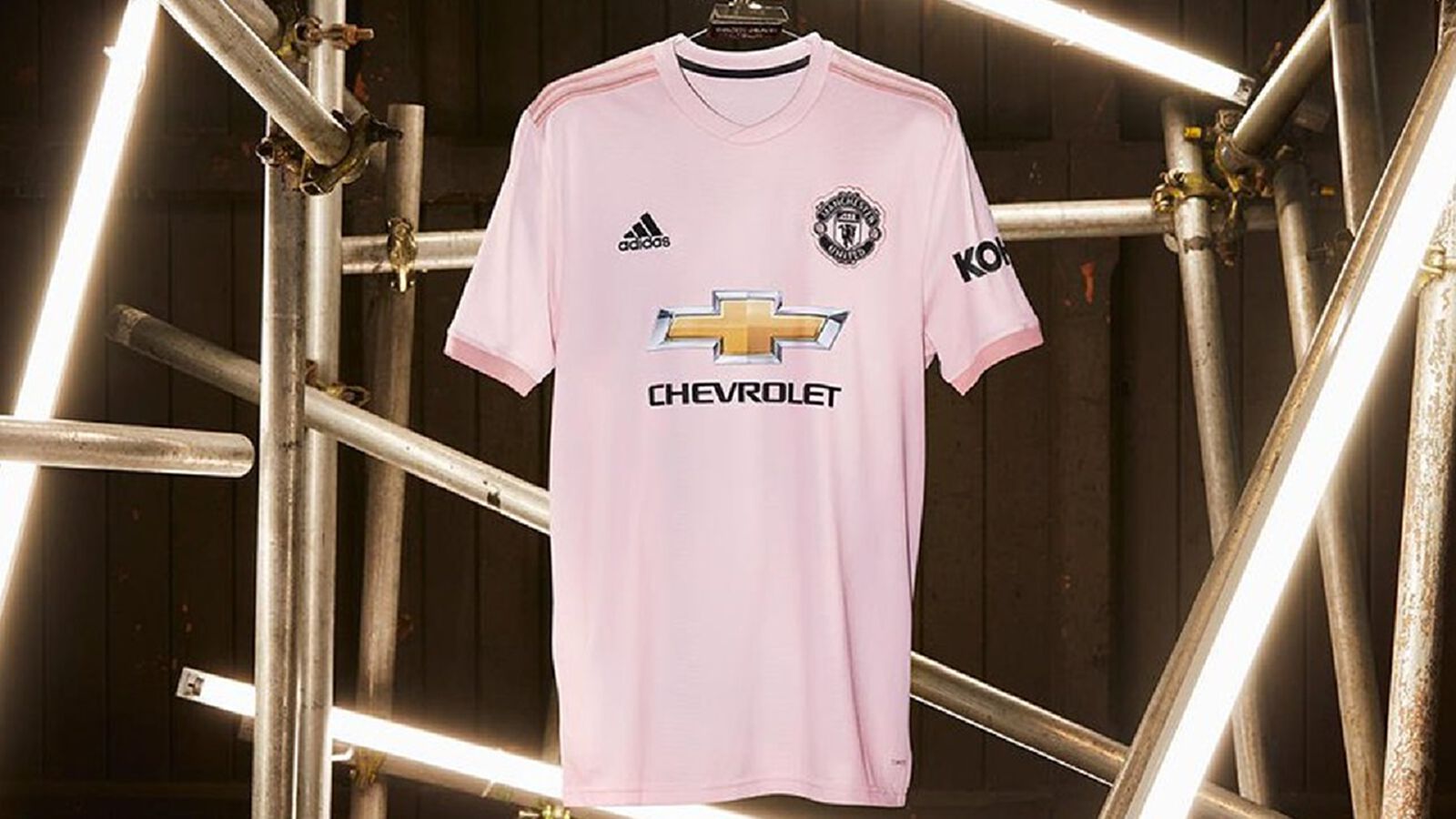 เห็นแล้วหวั่นไหว! เสื้อเยือนทีมดังที่สวยจนน่าควักตังค์ เห็นแล้วหวั่นไหว! เสื้อเยือนทีมดังที่สวยจนน่าควักตังค์