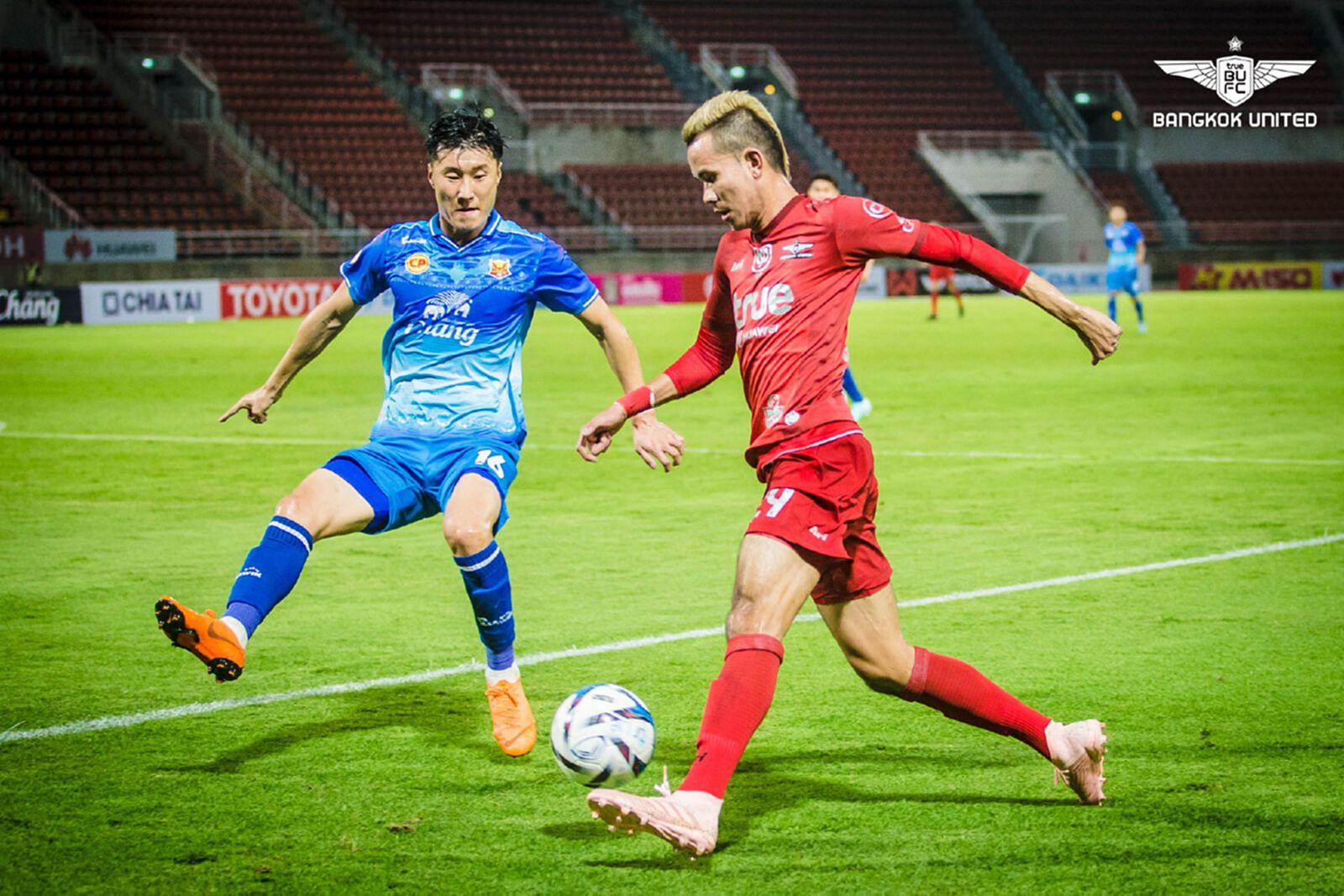 พลังแฝงหนีตาย! "โบนีญ่า" ซัดแฮตทริกพาค้างคาวไฟบุกโค่นแบ็งค็อก 3-2