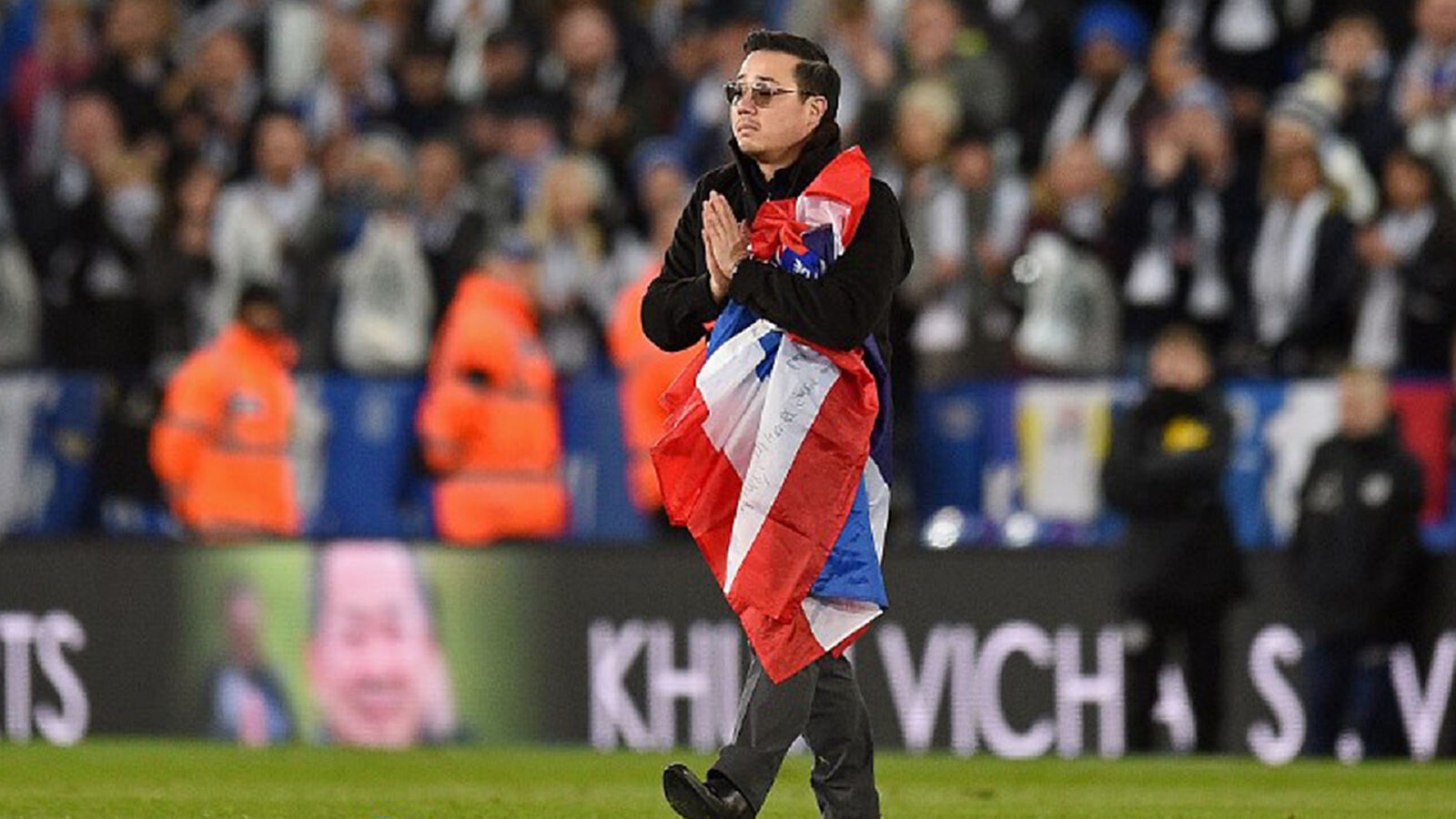 ว่ากันตามกฏ! เลสเตอร์ สั่งแบนแฟนบอล วิ่งลงสนามกอด คุณต๊อบ