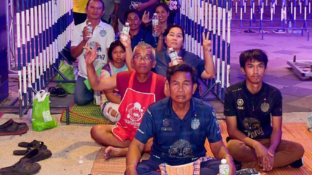 บุรีรัมย์ฟีเวอร์!! แฟนต่อแถวรอซื้อเสื้อปี2019ตั้งแต่เมื่อคืน