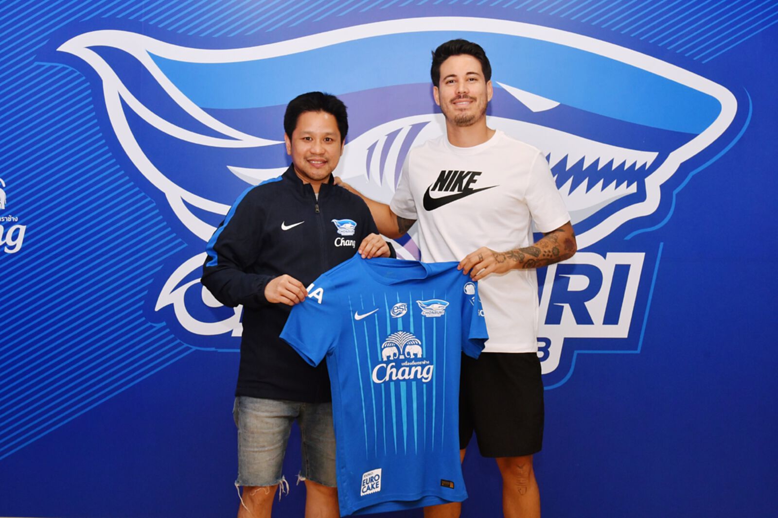 เสริมหลังบ้าน! ฉลามชล เปิดตัว คาร์ลี เดมูร์ก้า แนวรับทีมชาติ ฟิลิปปินส์ เสริมหลังบ้าน! ฉลามชล เปิดตัว คาร์ลี เดมูร์ก้า แนวรับทีมชาติ ฟิลิปปินส์