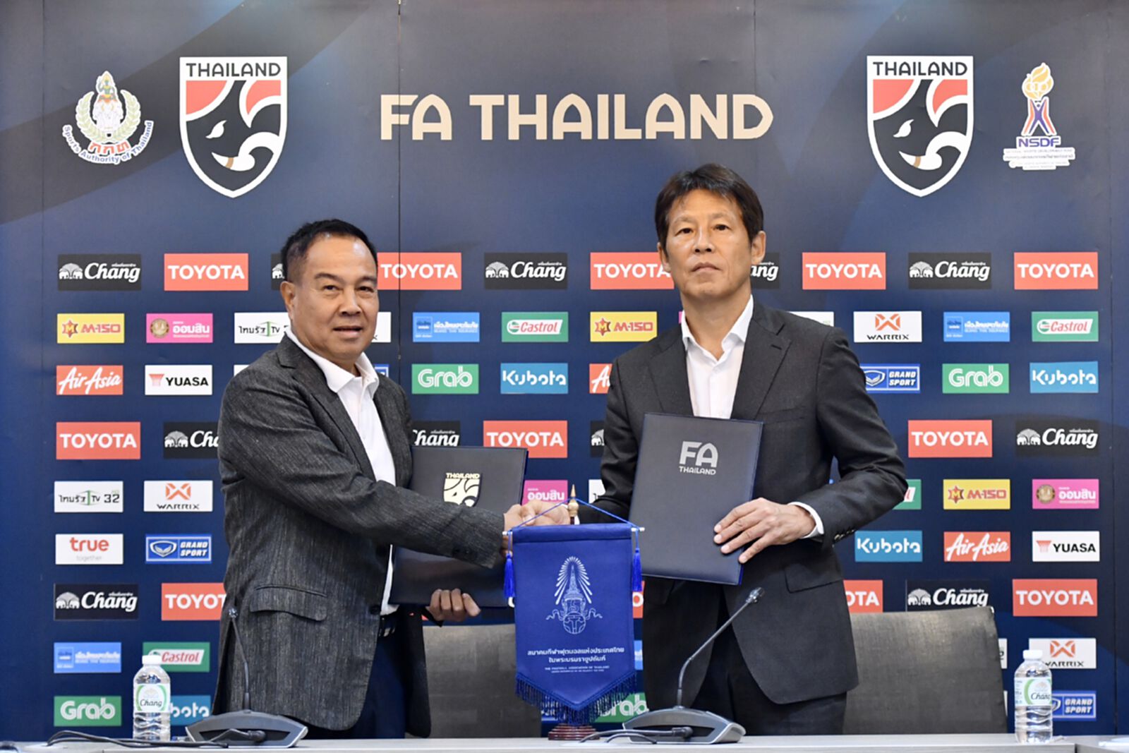 สมาคมฯ จัดงานแถลงข่าวต่อสัญญา นิชิโนะ เป็นเฮดโค้ชช้างศึกถึงปี 2022 สมาคมฯ จัดงานแถลงข่าวต่อสัญญา นิชิโนะ เป็นเฮดโค้ชช้างศึกถึงปี 2022