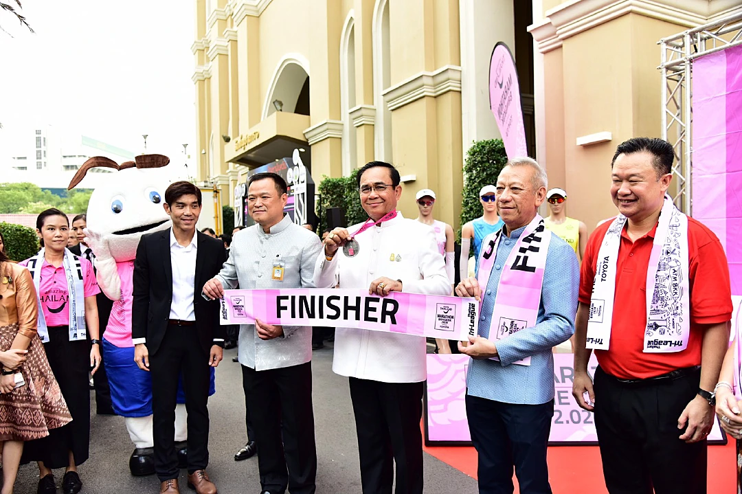 "ในหลวง-ราชินี"พระราชทานถ้วยอะเมซิ่งไทยแลนด์มาราธอน- รมว.ท่องเที่ยวเผยยอดนักวิ่งสมัคร 2.8 หมื่นคน