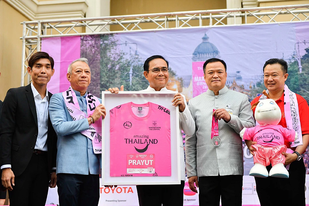 "ในหลวง-ราชินี"พระราชทานถ้วยอะเมซิ่งไทยแลนด์มาราธอน- รมว.ท่องเที่ยวเผยยอดนักวิ่งสมัคร 2.8 หมื่นคน