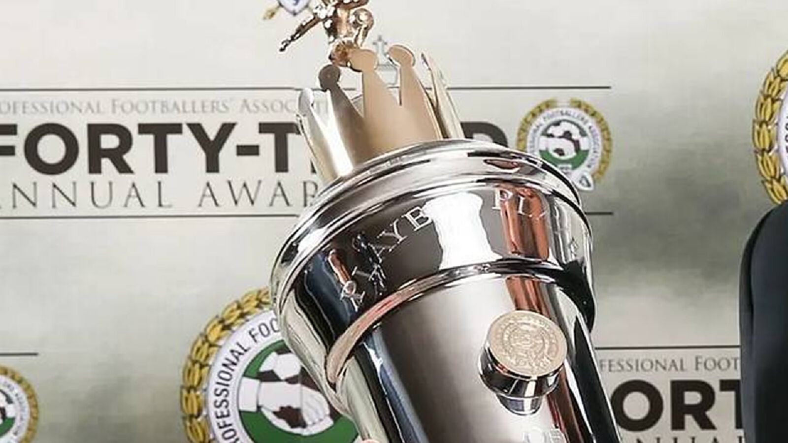 โพลสำรวจ! แฟนบอล คิดว่า 'ใครควรได้แข้งยอดเยี่ยมแห่งปีของ PFA' ?