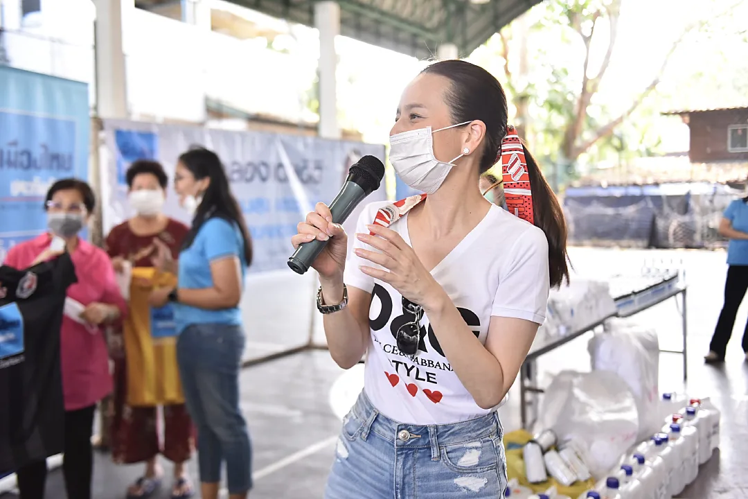 “มาดามแป้ง” ลุยคลองเตย ชวนประชาชนสู้วิกฤต” โควิด – 19