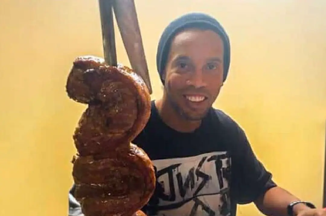 ไม่ลำบาก! ชมภาพ โรนัลดินโญ่ ฉลองวันเกิดอายุ 40 ในคุกปารากวัย