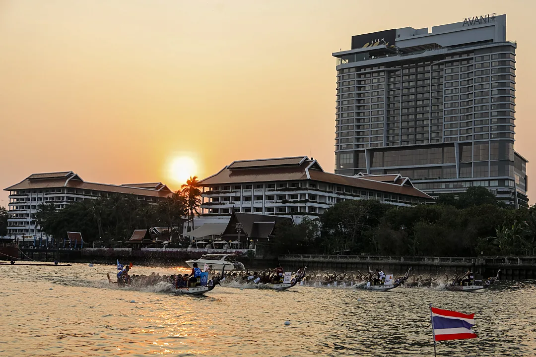 “ราชนาวี”ครองแชมป์ถ้วยพระราชทานแข่งขันเรือยาวช้างไทย