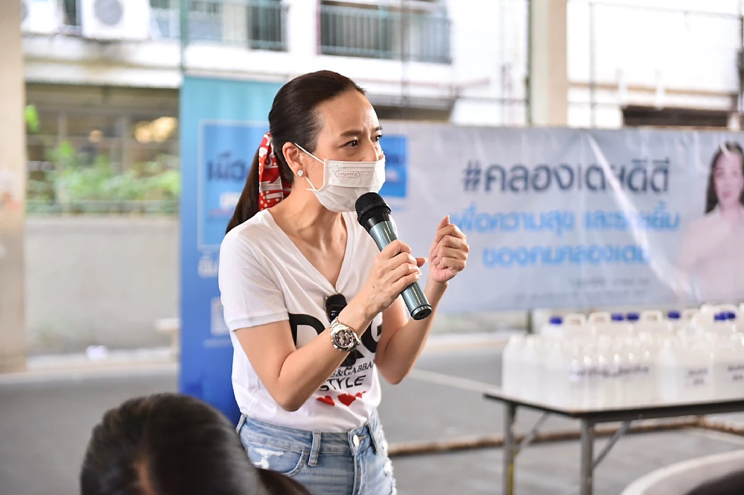 “มาดามแป้ง” ลุยคลองเตย ชวนประชาชนสู้วิกฤต” โควิด – 19