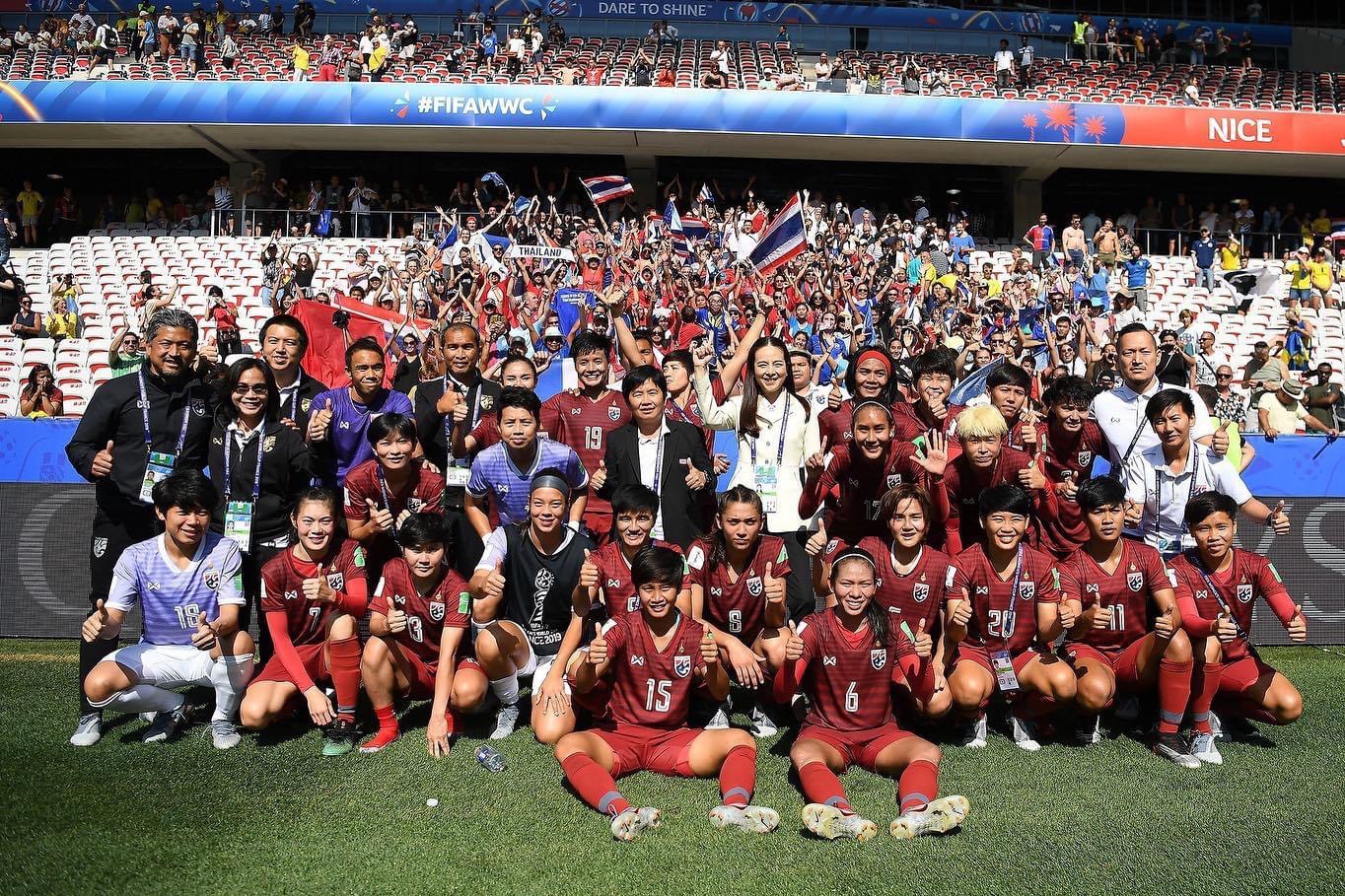 โมเมนต์หวานท่วมไทม์ไลน์ แข้งหญิงทีมชาติ ยกใจให้" มาดามแป้ง" ฉากหลังความสำเร็จ