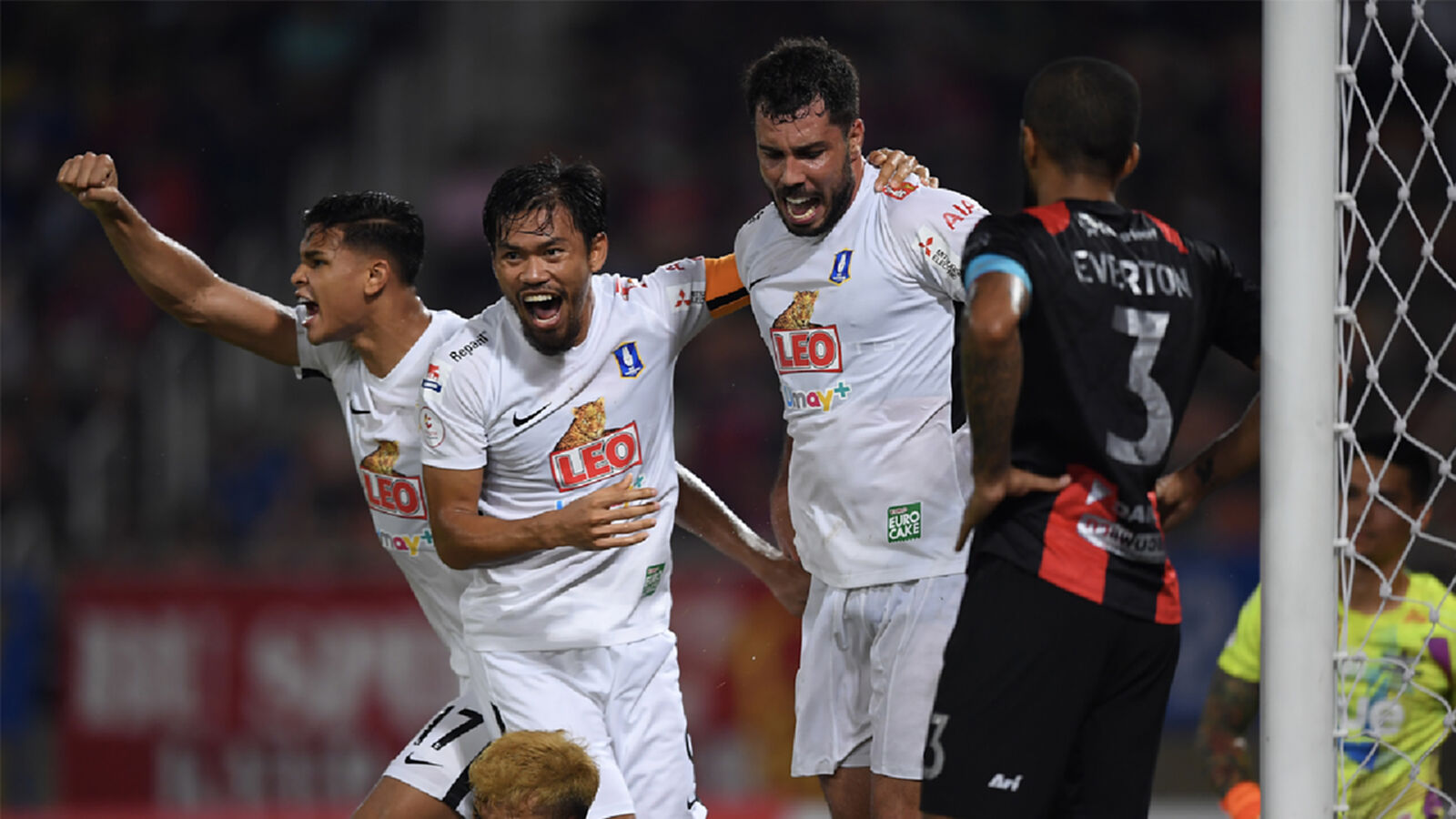 ลบอาถรรพ์และขึ้นจ่าฝูง!! "บีจี" บุกอัด "บียู" 2-0 ลบอาถรรพ์และขึ้นจ่าฝูง!! "บีจี" บุกอัด "บียู" 2-0