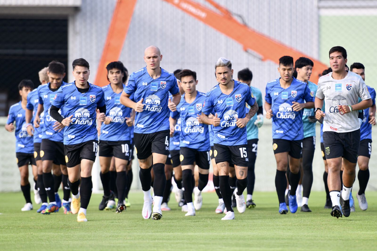 ช้างศึกซ้อมมื้อแรก นิชิโนะ ขอบคุณสโมสรปล่อยแข้งดังร่วมทีม