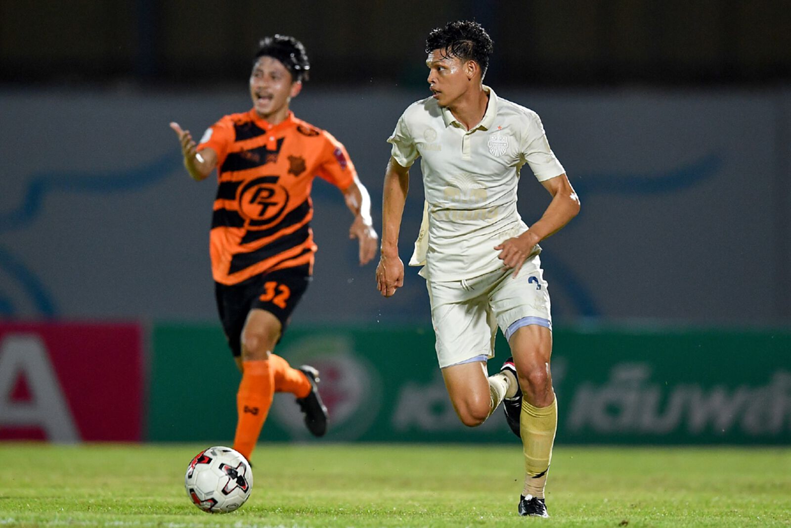 โมต้าพลาดโทษ! สายฟ้าบุกดับประจวบ 1-0 เฮส่งท้ายเลกแรก โมต้าพลาดโทษ! สายฟ้าบุกดับประจวบ 1-0 เฮส่งท้ายเลกแรก