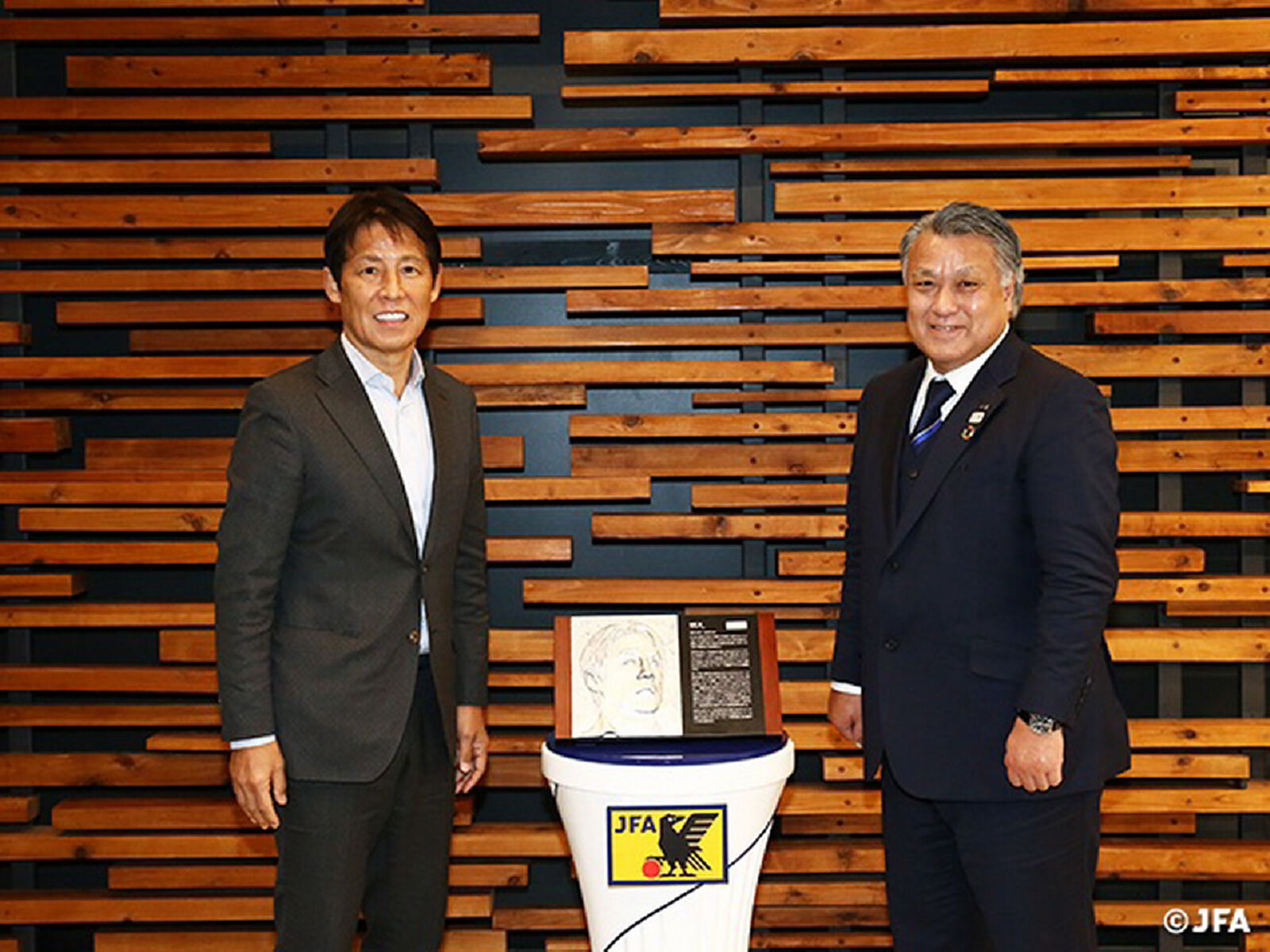 นิชิโนะ รับเหรียญเกียรติยศเข้า Japan Football Hall of fame