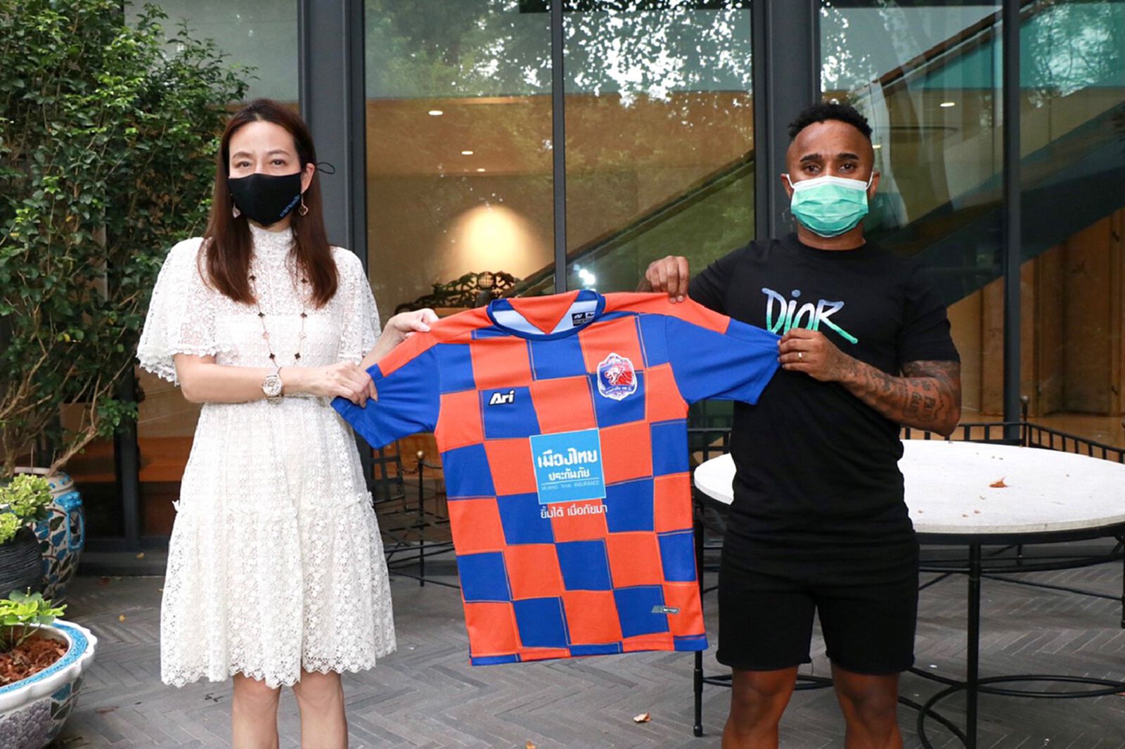 ออฟฟิเชี่ยล!! มาดามแป้ง ชักภาพคู่ “บาจโจ้” เปิดตัวร่วมทัพสิงห์เจ้าท่า ออฟฟิเชี่ยล!! มาดามแป้ง ชักภาพคู่ “บาจโจ้” เปิดตัวร่วมทัพสิงห์เจ้าท่า