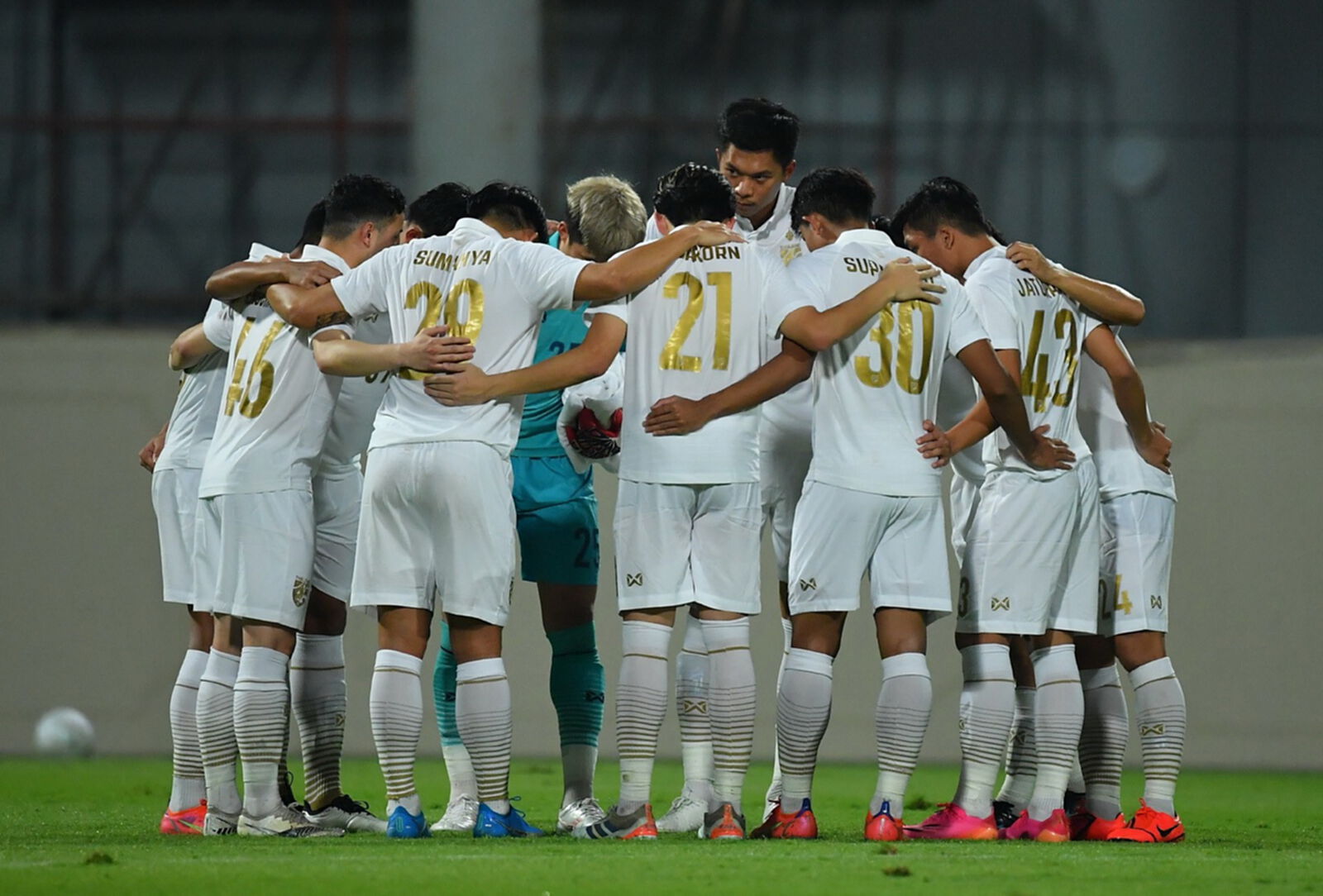 เช็ครายชื่อ 42 ขุนพลทีมชาติไทย ที่อยู่ในแคมป์ช้างศึกตอนนี้ มีใครบ้าง