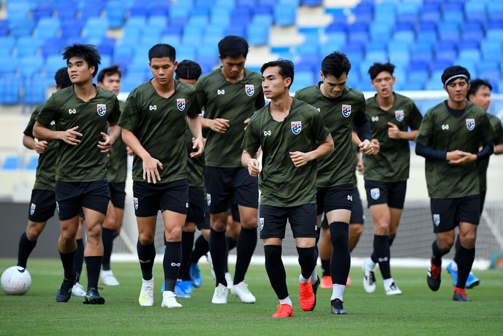 เช็กรายชื่อ 25 แข้งช้างศึก ที่ได้ลงซ้อมมื้อสุดท้ายสนามจริงเมื่อคืนนี้ เช็กรายชื่อ 25 แข้งช้างศึก ที่ได้ลงซ้อมมื้อสุดท้ายสนามจริงเมื่อคืนนี้