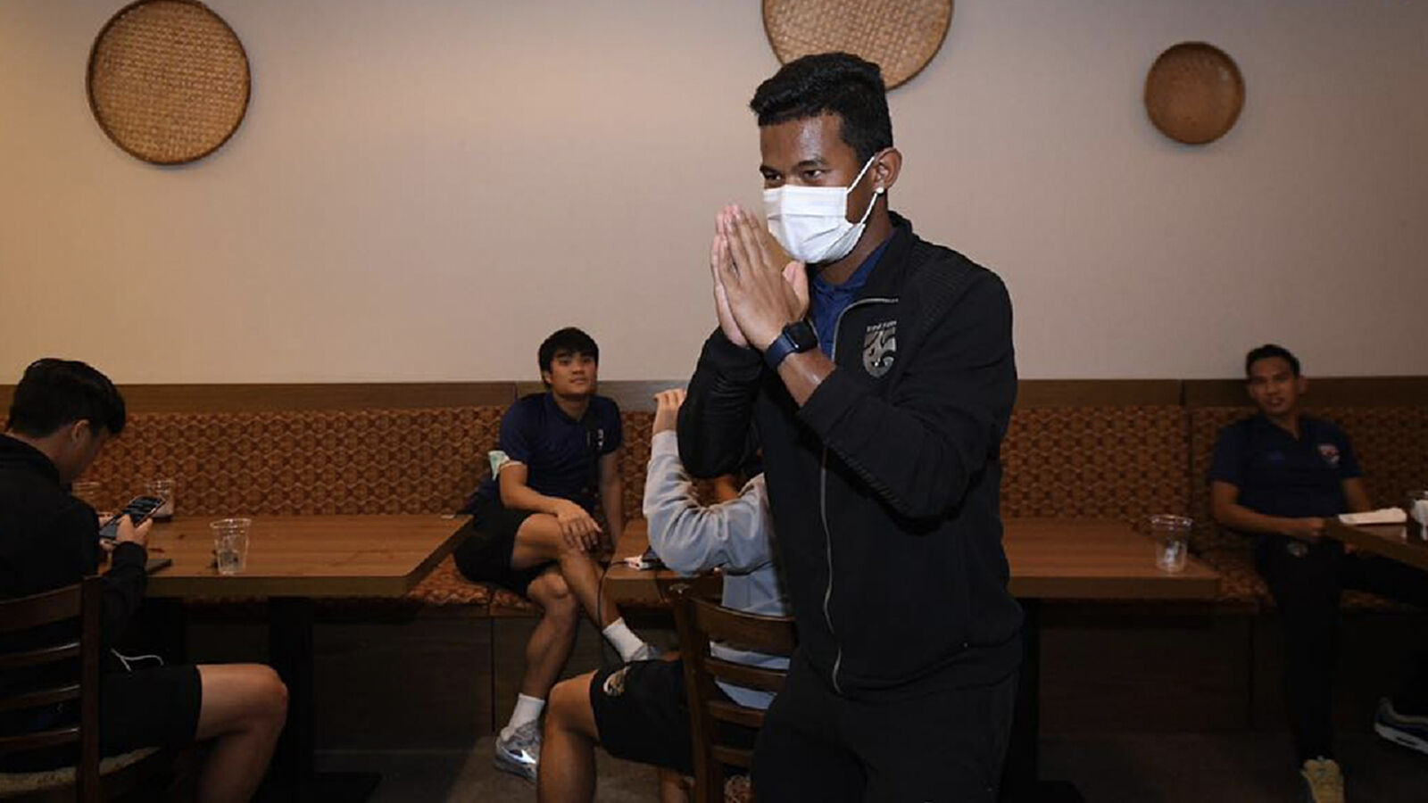 โชคดีมีชัย!! ศศลักษณ์ลาแก๊งค์ช้างศึกบินต่อลุยเคลีก