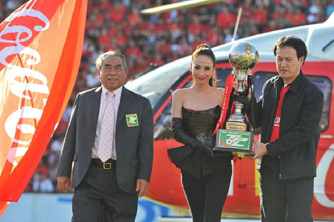 ย้อนอดีตบอลไทย!! เมื่อครั้ง “อั้ม” พัชราภา ขึ้น ฮ. เชิญถ้วยไทยลีก