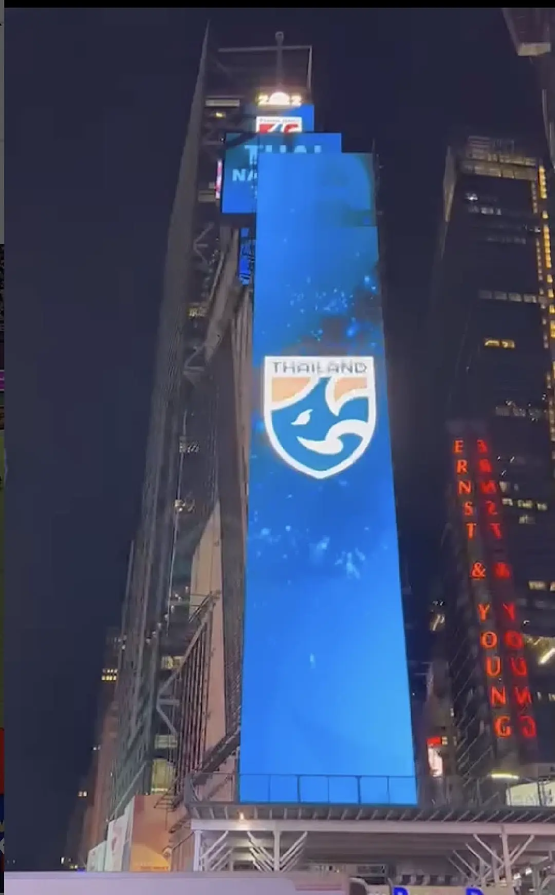อย่างเท่ !! ทีมชาติไทย ขึ้นป้ายบิลบอร์ด LED ย่าน ไทม์ สแควร์ ใจกลางนิวยอร์ก
