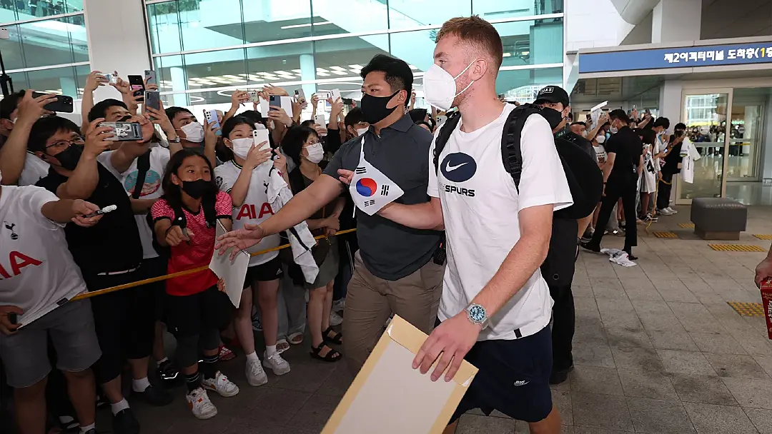 น่ารัก! ซน ยืนต้อนรับแข้ง สเปอร์ส มาเยือน เกาหลี (คลิป)
