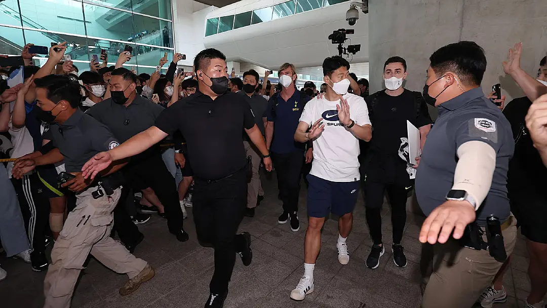 น่ารัก! ซน ยืนต้อนรับแข้ง สเปอร์ส มาเยือน เกาหลี (คลิป)