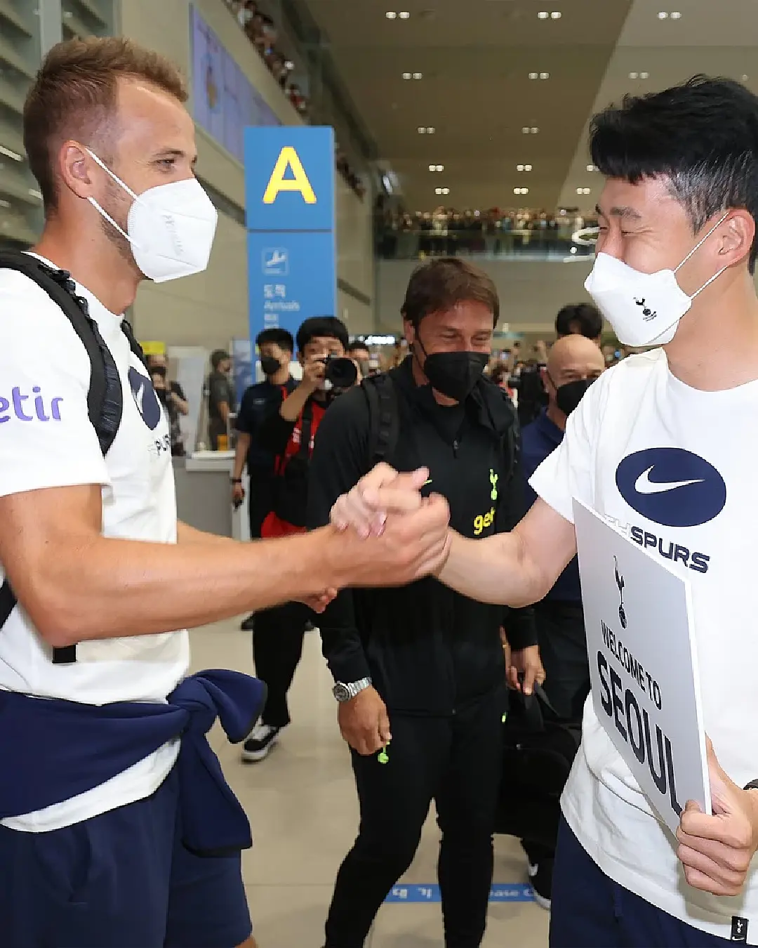 น่ารัก! ซน ยืนต้อนรับแข้ง สเปอร์ส มาเยือน เกาหลี (คลิป)