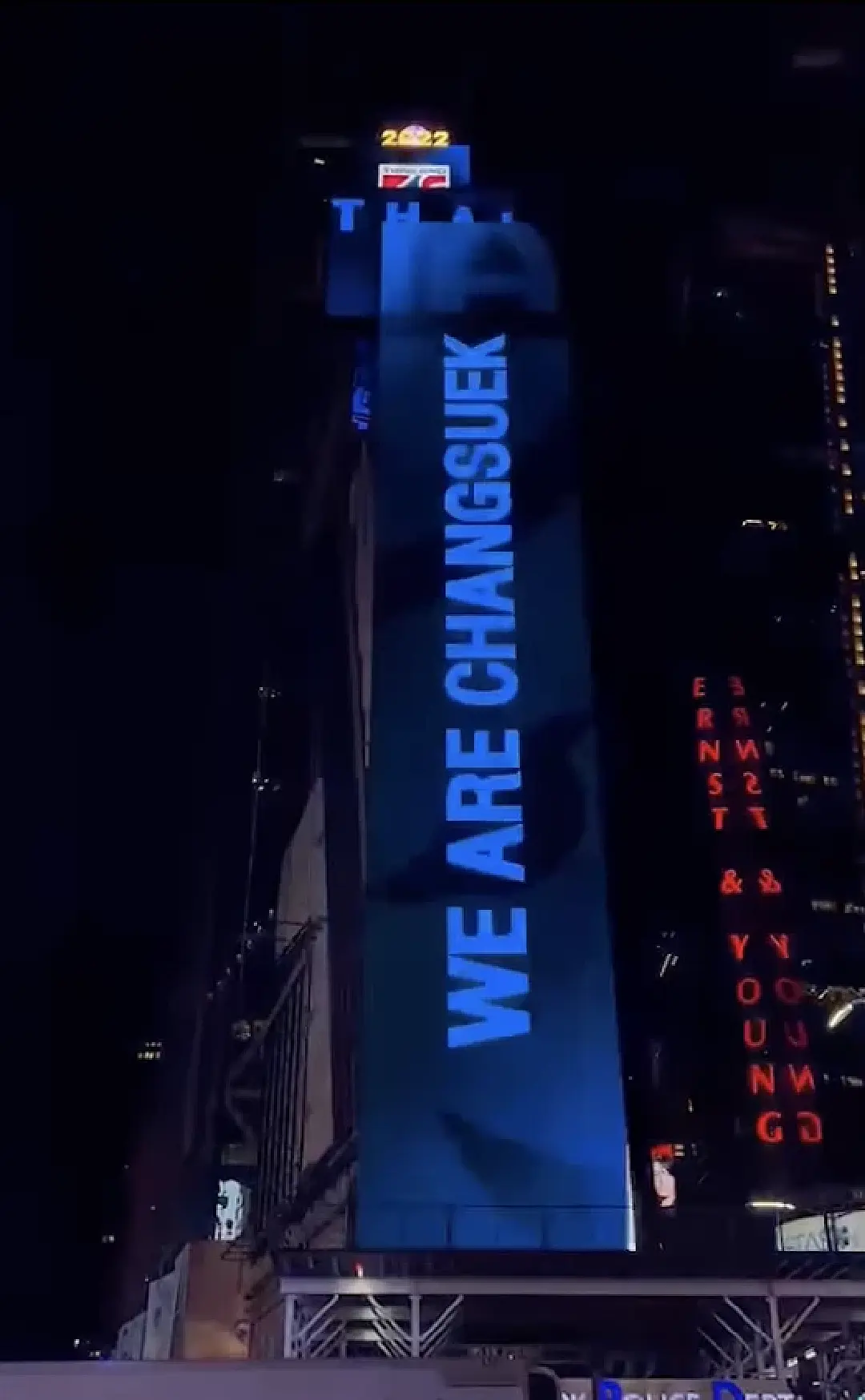 อย่างเท่ !! ทีมชาติไทย ขึ้นป้ายบิลบอร์ด LED ย่าน ไทม์ สแควร์ ใจกลางนิวยอร์ก