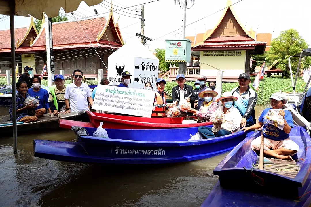 “บิ๊กสุ” นำทีมอัยการ-ส.ผู้สื่อข่าวกีฬาออนไลน์ ช่วยเหลือผู้ประสบภัยน้ำท่วม
