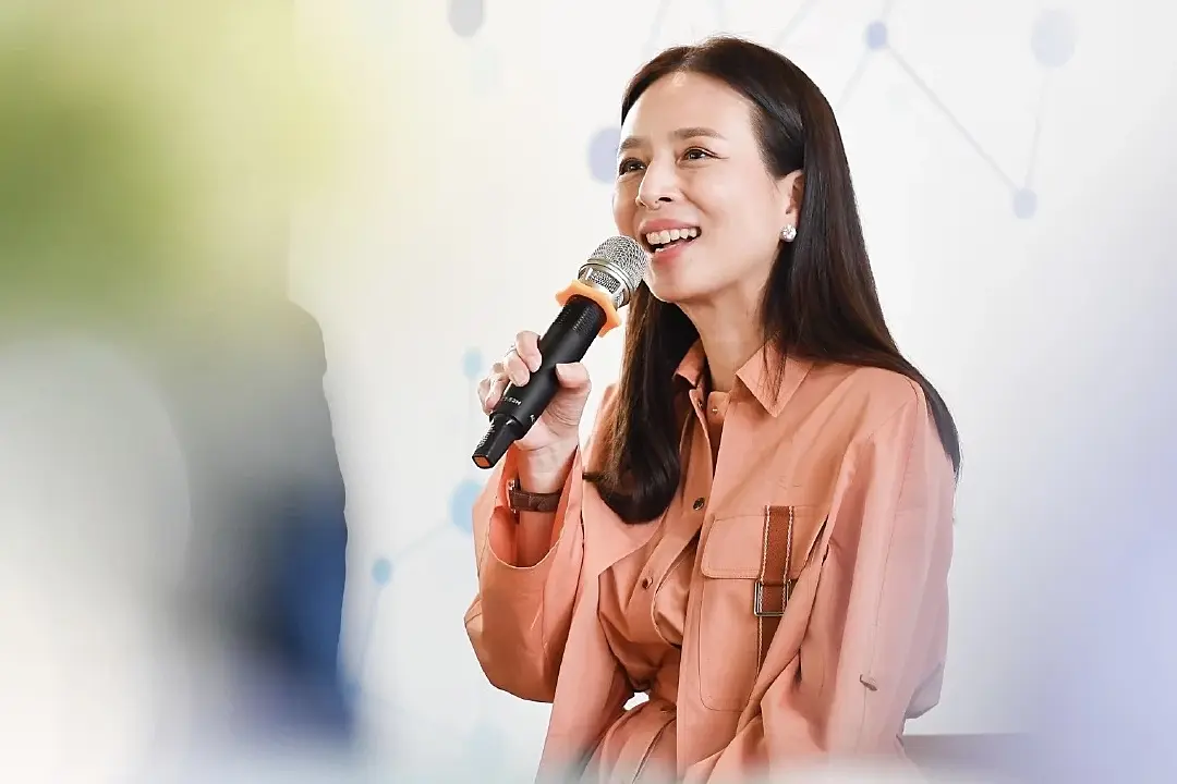 นางนวลพรรณ ล่ำซำ ผู้อำนวยการฝ่ายสื่อสารองค์กรกิตติมศักดิ์ บริษัท สยามไบโอไซเอนซ์ 