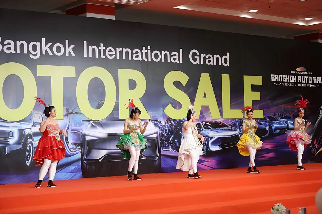 ยานยนต์สแควร์ กรุ๊ป สนับสนุน 100,000 บาท บ้านเรียนชวนชื่น (เพื่อเด็กพิเศษ)