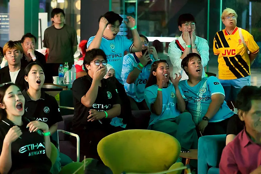 AIS SIAM CO-PLAY NIGHT งานดูบอลสดกลางสยามแควร์ที่ไม่เหมือนใคร