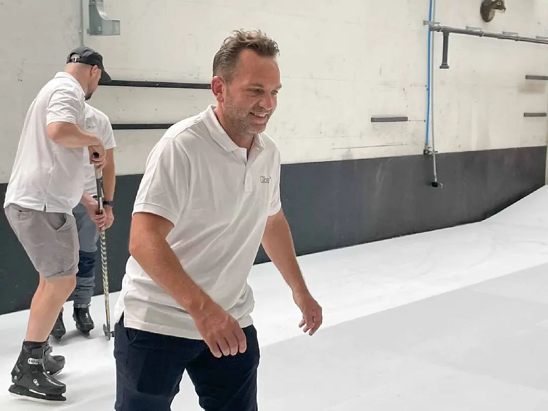 Viktor Meier, Glice AG’s CEO กำลังทดสอบพื้นผิว Glice StellarGlide™