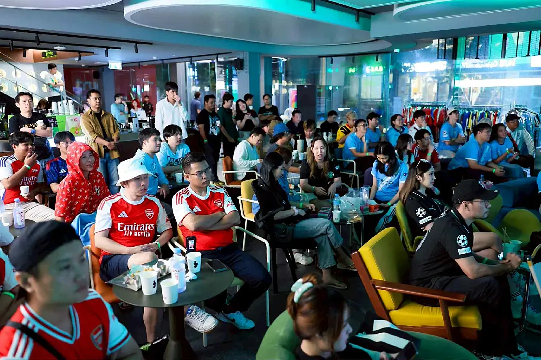 AIS SIAM CO-PLAY NIGHT งานดูบอลสดกลางสยามแควร์ที่ไม่เหมือนใคร
