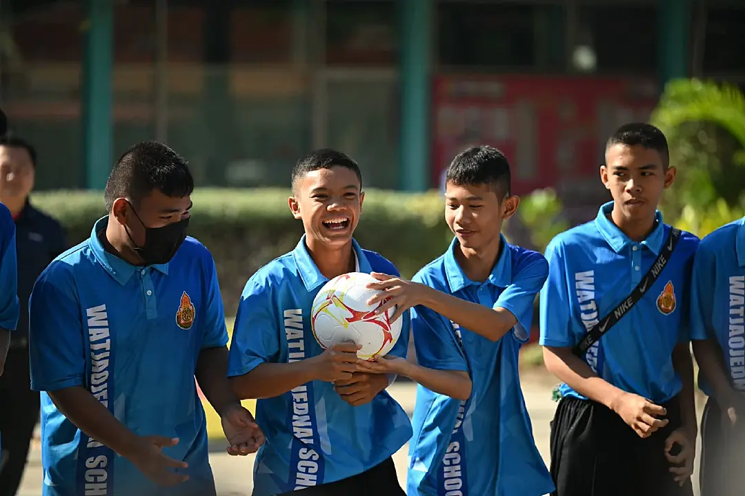 "มงคล" สอนทักษะบอล “ส่งพลัง สานฝันเยาวชนไทย” ร.ร.วัดเจ้าเจ็ดใน