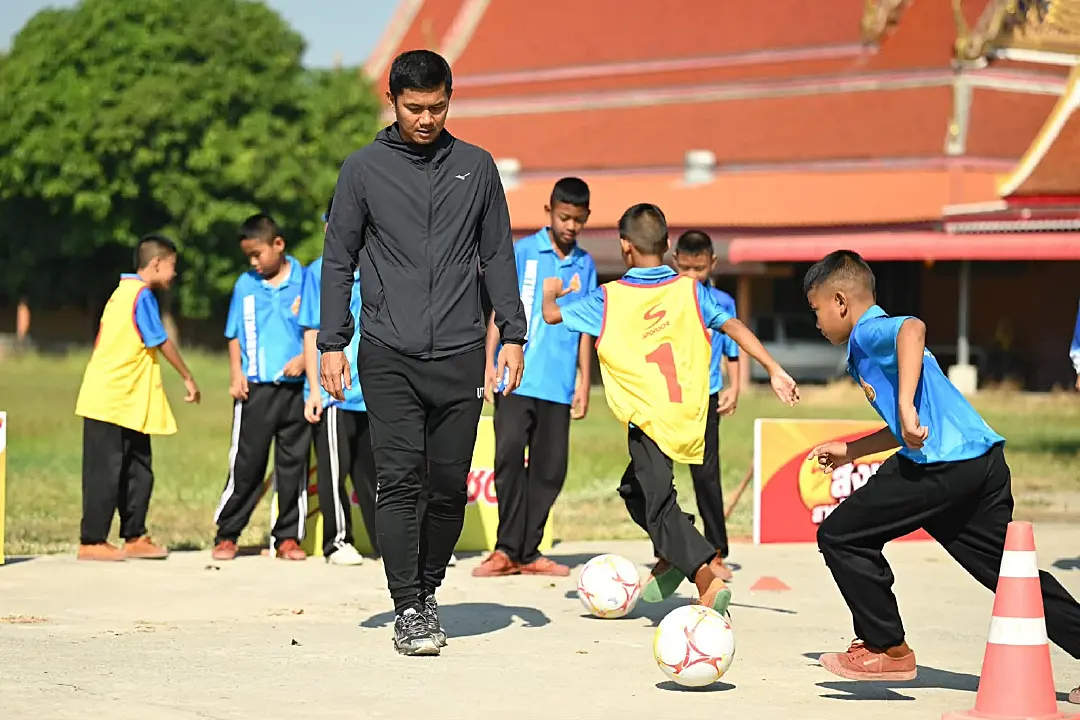 "มงคล" สอนทักษะบอล “ส่งพลัง สานฝันเยาวชนไทย” ร.ร.วัดเจ้าเจ็ดใน