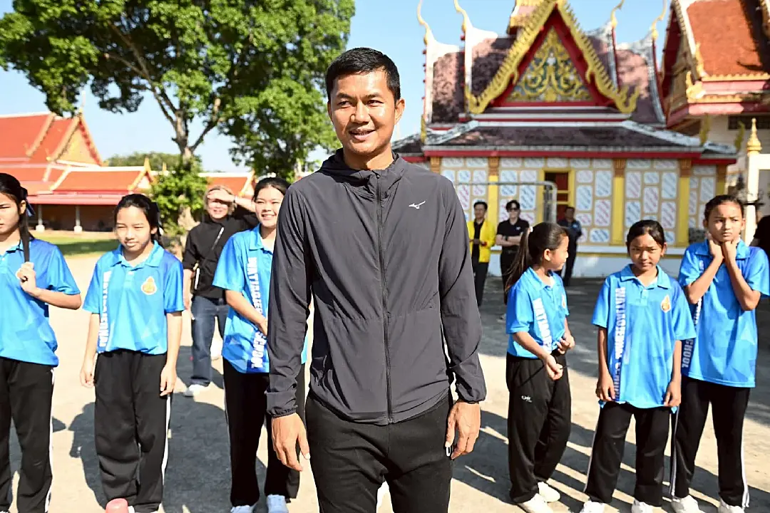 "มงคล" สอนทักษะบอล “ส่งพลัง สานฝันเยาวชนไทย” ร.ร.วัดเจ้าเจ็ดใน