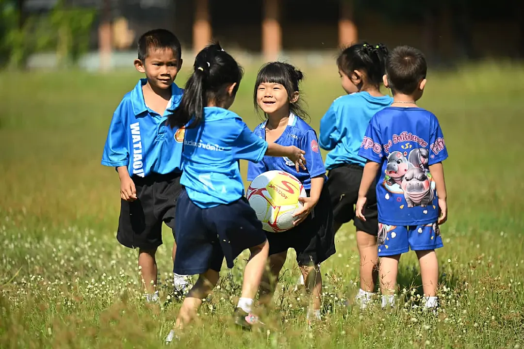 "มงคล" สอนทักษะบอล “ส่งพลัง สานฝันเยาวชนไทย” ร.ร.วัดเจ้าเจ็ดใน