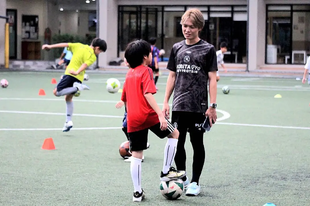 TAKUYA เปิดคลินิกเลี้ยงบอล ดึง “เต๋าดินโญ่” ร่วมติวเด็กไทยสู่ระดับโลก